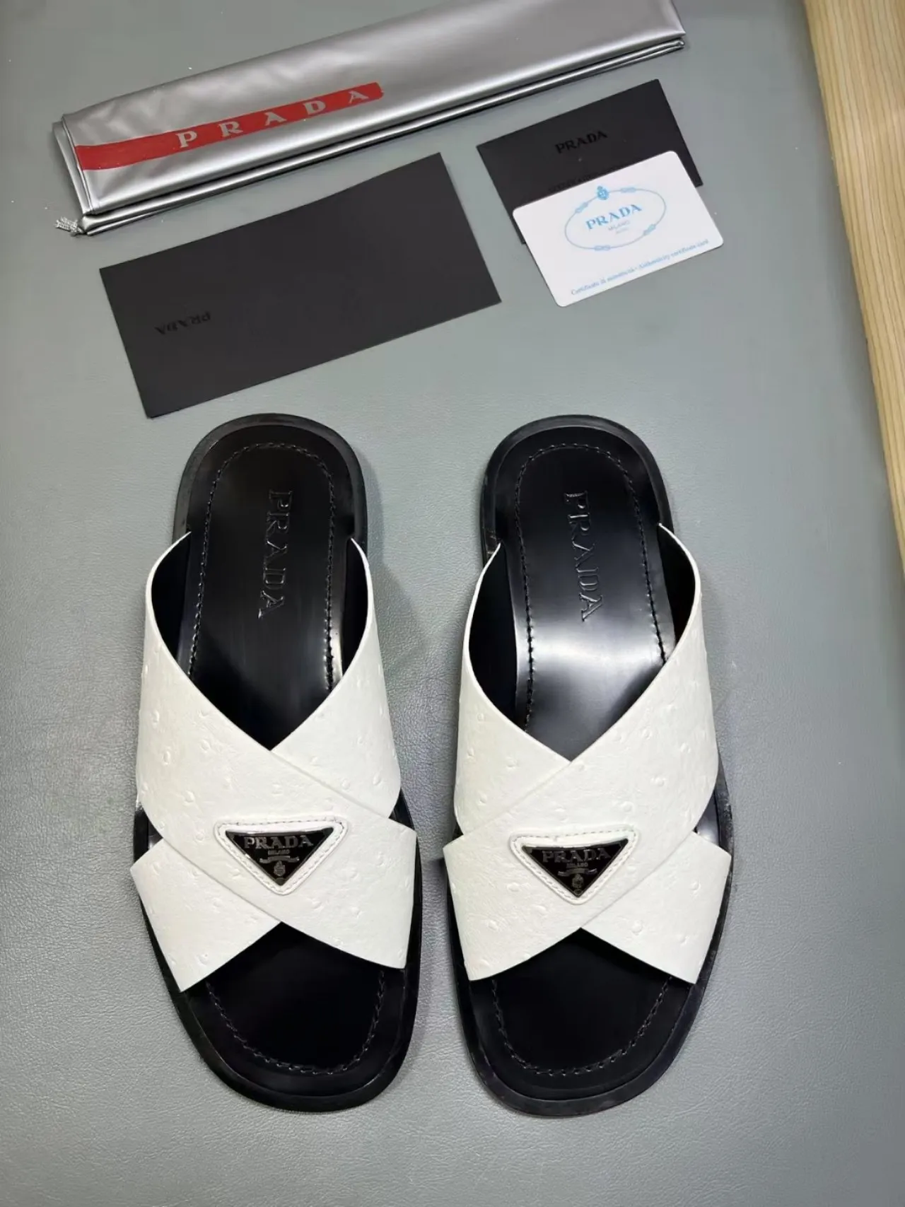 340💰PRADA Prada’s latest slippers are synchronized with the official website. This slipper is made of the brand’s unique and iconic Saffiano leather. The brand logo jumps out from the double straps, and the brand style is clearly visible. Cowhide gives men elegant charm and functional design, making it an ideal choice for vacation and leisure. Size:38-45